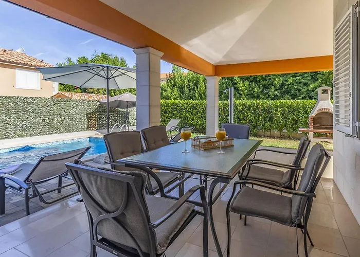 Lotus Elite Estate * Pula